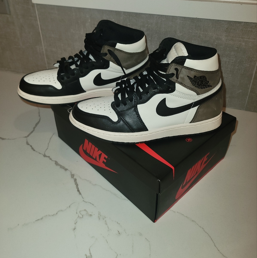 Air Jordan 1 Retro High OG 555088 105. Black / Dark Mocha